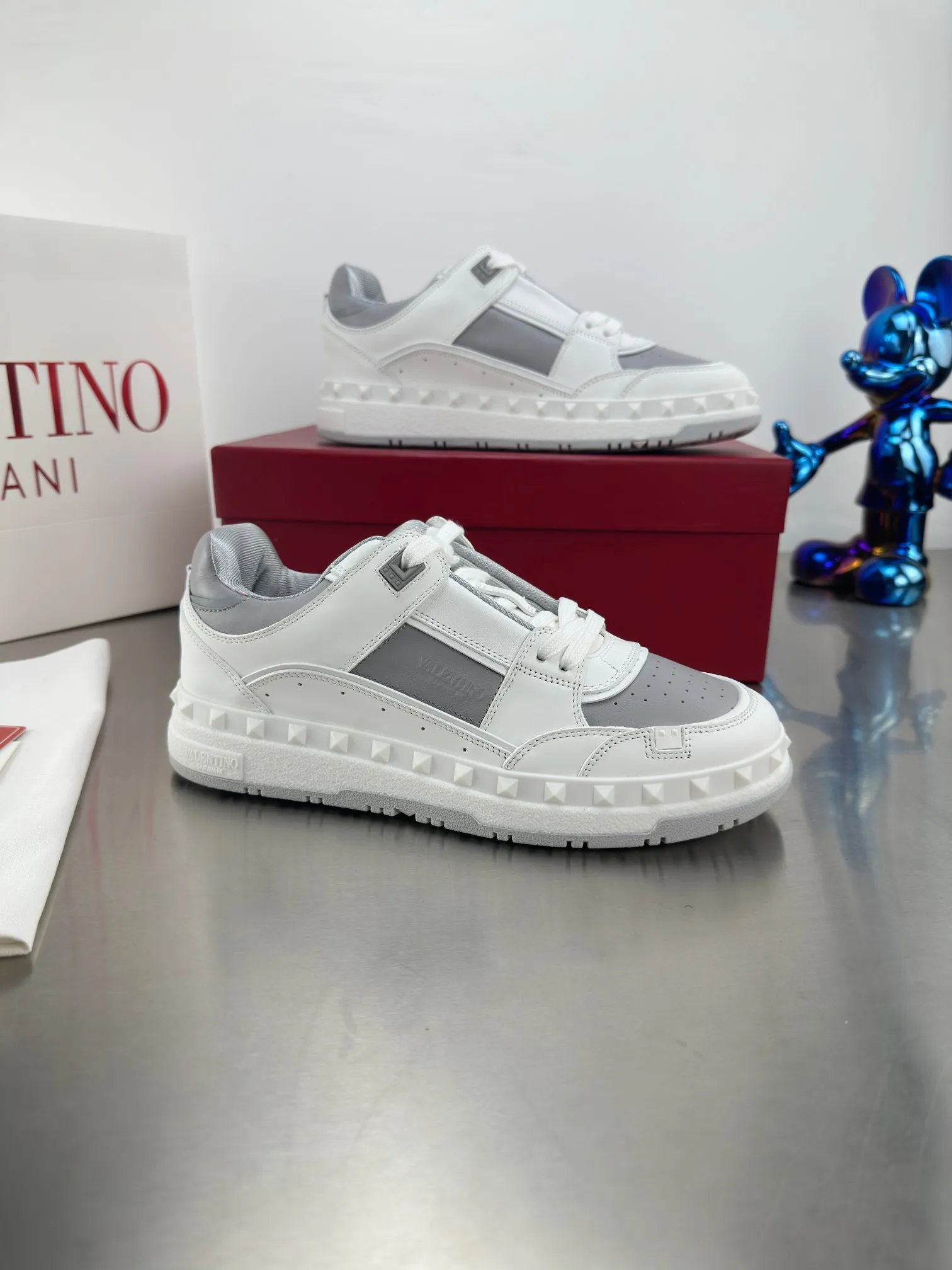👟👟Ex-factory price 640👟👟 🔺Valentino🔺 Valentino VT 2024 early spring white shoes casual shoes! Top version!  Original 1:1 mold opening! Lasting + oil edge craftsmanship, classic splicing, fashionable and versatile, 🎁Full set of packaging at the same time at the counter. Fabric: Customized cowhide. Lining: Original breathable mesh. Outsole: Original TPU material outsole. Non-slip and wear-resistant. Size: Female 35-40! Male 39～45